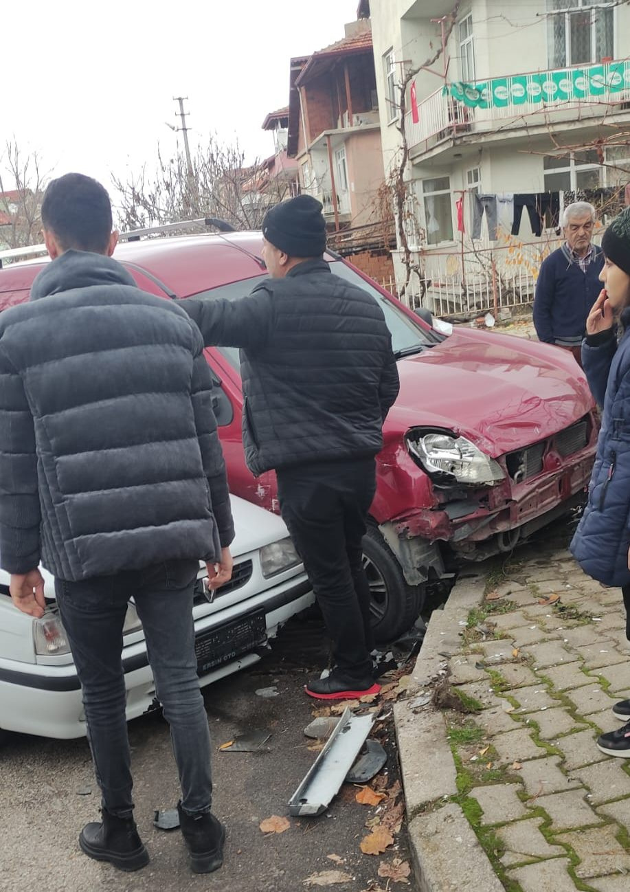 Isparta’da iki otomobilin çarpışması