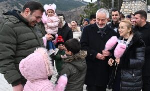 Başdeğirmen Kirazlıdere’de pamuk şeker dağıttı