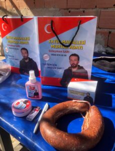 Isparta’da Muhtar Adayı Sucuk Dağıtarak Oy İstedi