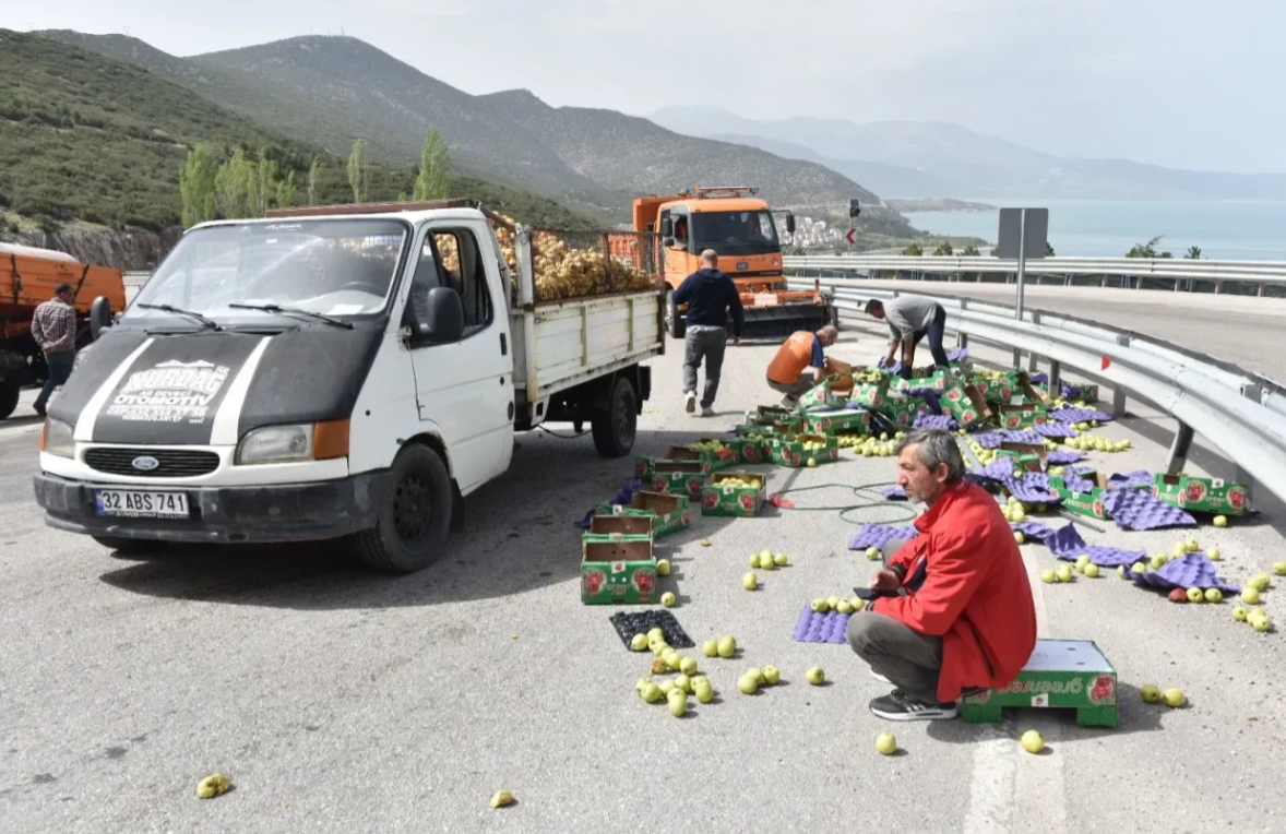 Kamyonetteki elma kasaları yola savruldu