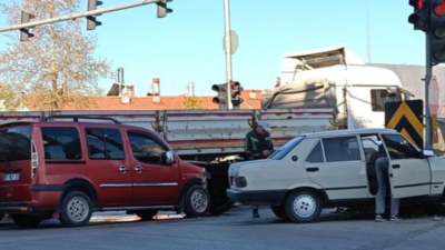 Hafif ticari araç ile otomobil kavşakta çarpıştı