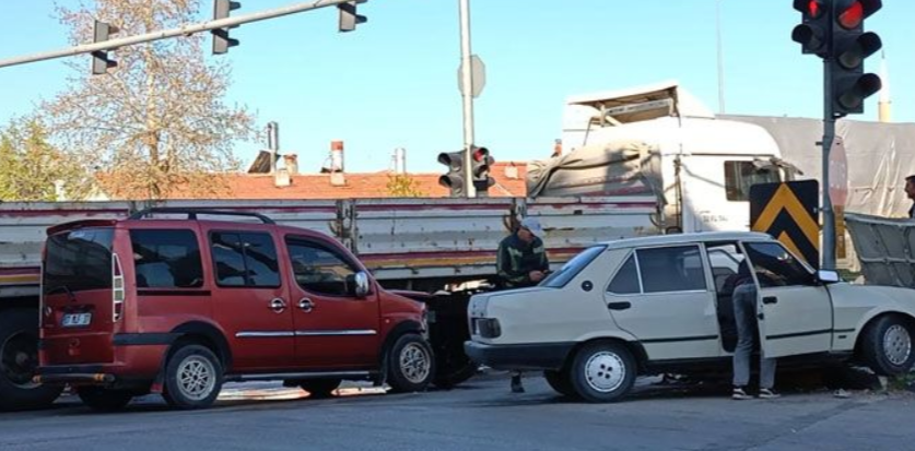 Hafif ticari araç ile otomobil kavşakta çarpıştı