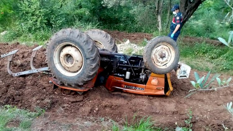 Yalvaç’ta Devrilen Traktörde 2 Kişi Yaralandı