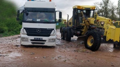 Sağanak yağış sonrası sel suları yolu kapattı