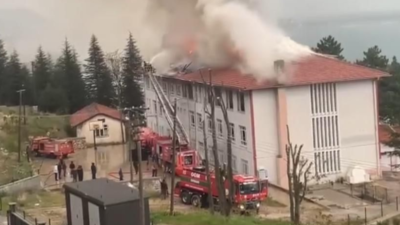 Okulun çatısı küle döndü