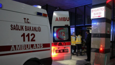 Çekiciden iş makinesi indirirken yaralandı