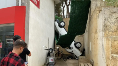 El Freni Çekilmeyen Park Halindeki Otomobil 5 Metre Yükseklikten Düştü