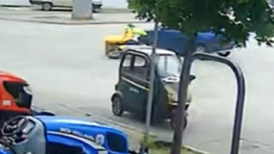 Otomobille çarpışan motosikletli kurye yaralandı