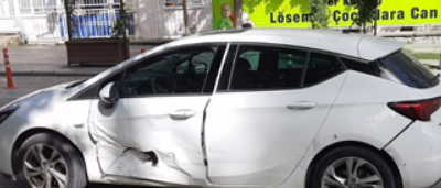 Otomobile ortadan çarptı