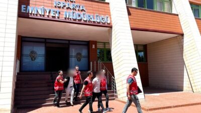 Isparta’da Aranan Şahıs Yakalandı: 8 Yıl Hapis Cezası Bulunan H.N. Cezaevine Teslim Edildi