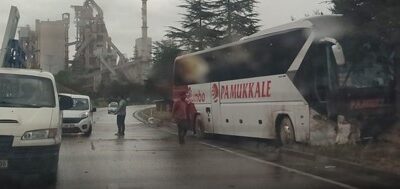 Isparta’da Sürücünün Kontrolünden Çıkan Yolcu Otobüsü Kaza Yaptı