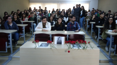 Kazada ölen Elif sınıfında karanfillerle anıldı