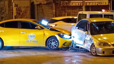 Ticari Taksi İle Otomobil Çarpıştı