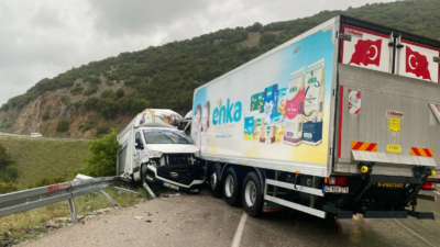 Kamyon İle Kamyonet Kafa Kafaya Çarpıştı: 2 Yaralı