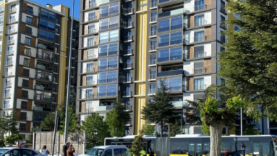 Hafif ticari ile otomobil ışıklarda çarpıştı