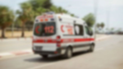 Paletin üzerinden düşen işçi hastaneye kaldırıldı