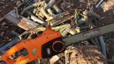 Elektrikli testere ile odun keserken kendini yaraladı