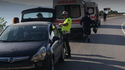 Otomobil bariyere çarptı 2 kişi yaralandı