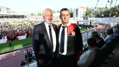 52 Yaşında Fakülte Bitirdi, Gençlere Örnek Oldu