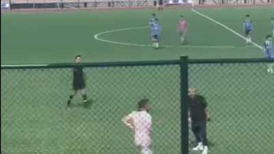 Taraftar Sahaya Girerek Teknik Direktöre Saldırdı!