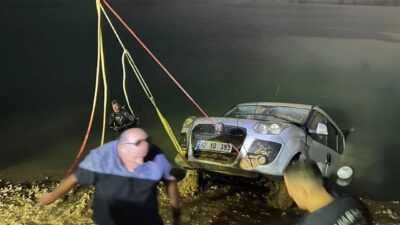 Park halindeki araç baraja düştü