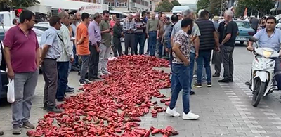 Çiftçi İsyan Etti: Ürünleri Sokağa Döktü