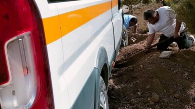Servis aracı kum dökülü yolda kaldı