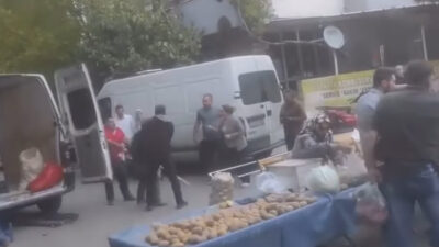 Isparta’da Karaağaç Pazarı’nda yaşanan kavga cep telefonu kameralarına yansıdı.