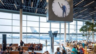 Saatin içinde yaşayan insan… “Real Time” o havaalanında görenleri hayran bırakıyor!