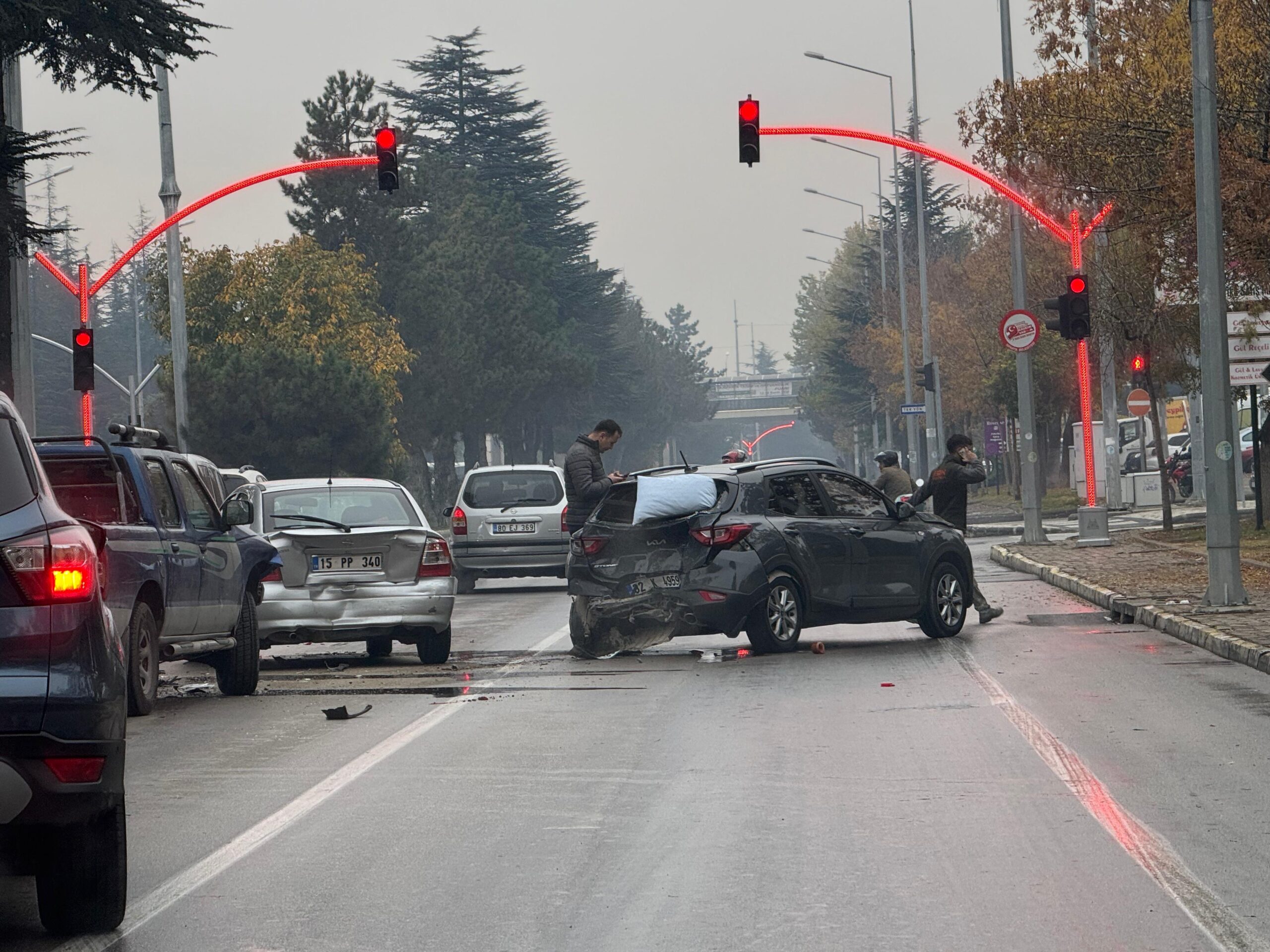 Isparta’da Zincirleme Trafik Kazası: 4 Araç Hasar Gördü