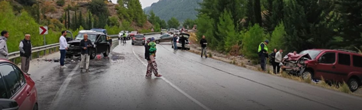 Isparta-Antalya Yolunda Zincirleme Kaza: 2 Yaralı