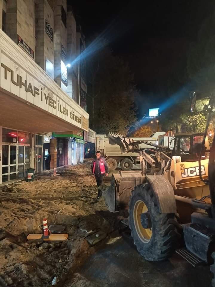 Tuhafiyeciler sitesinin önünde çalışma: Kaldırımlar yenileniyor