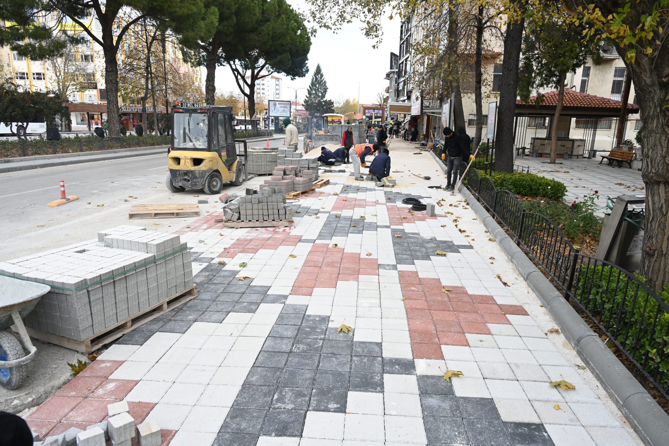 Tuhafiyeciler Sitesi’nin Kaldırımlarına Renkli Taşlar Döşeniyor