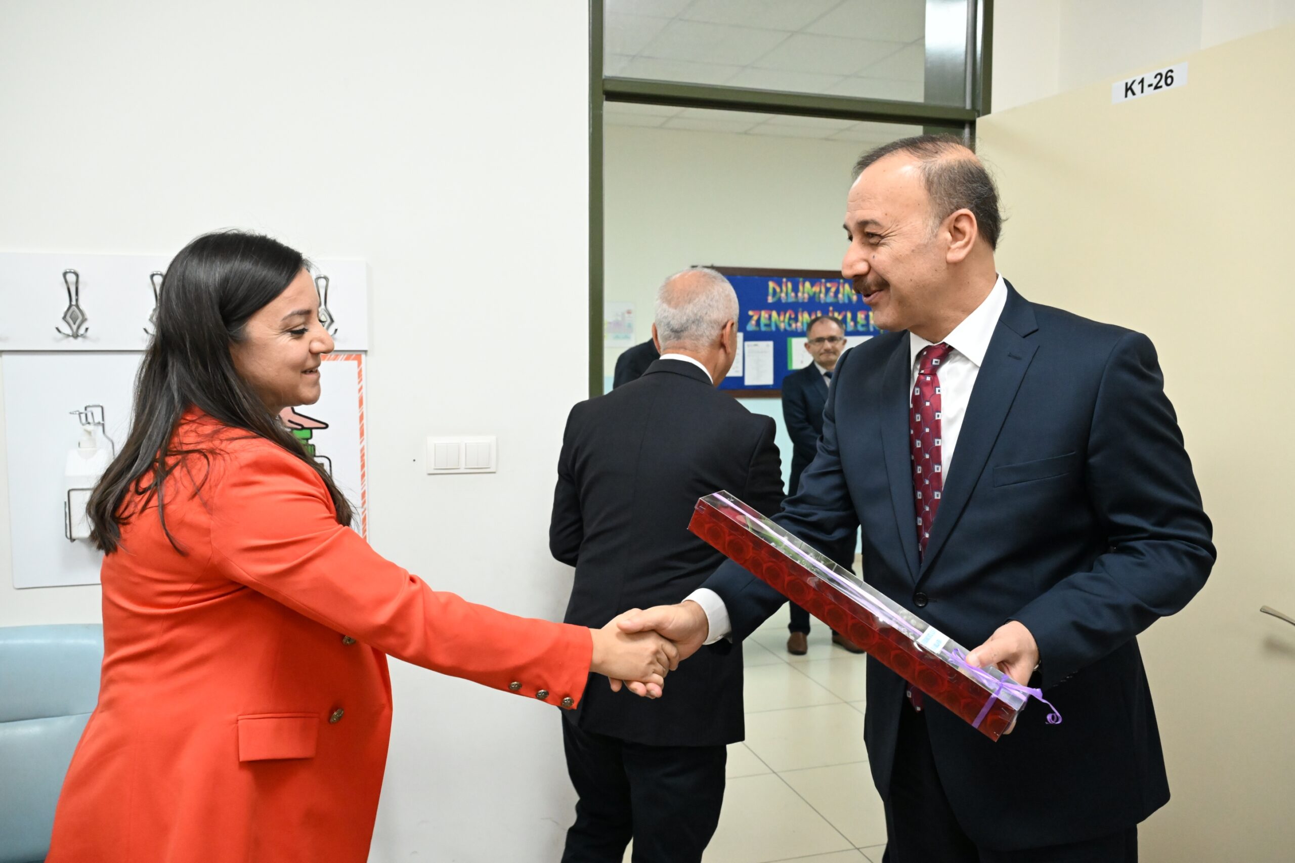 Vali Erin, Öğretmen Ve Öğrencilerle Bir Araya Geldi