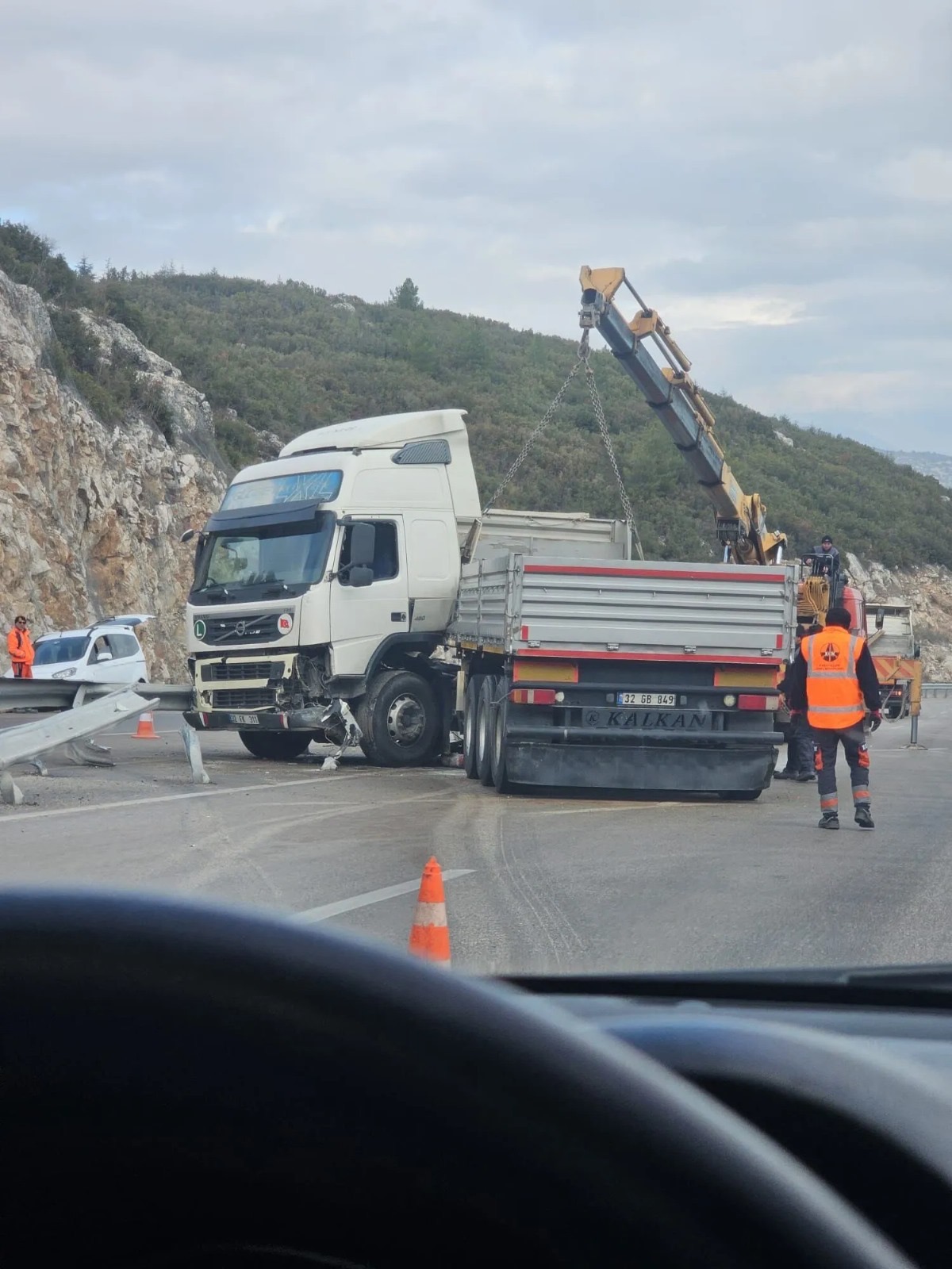 Kontrolden çıkan tır bariyere çarptı