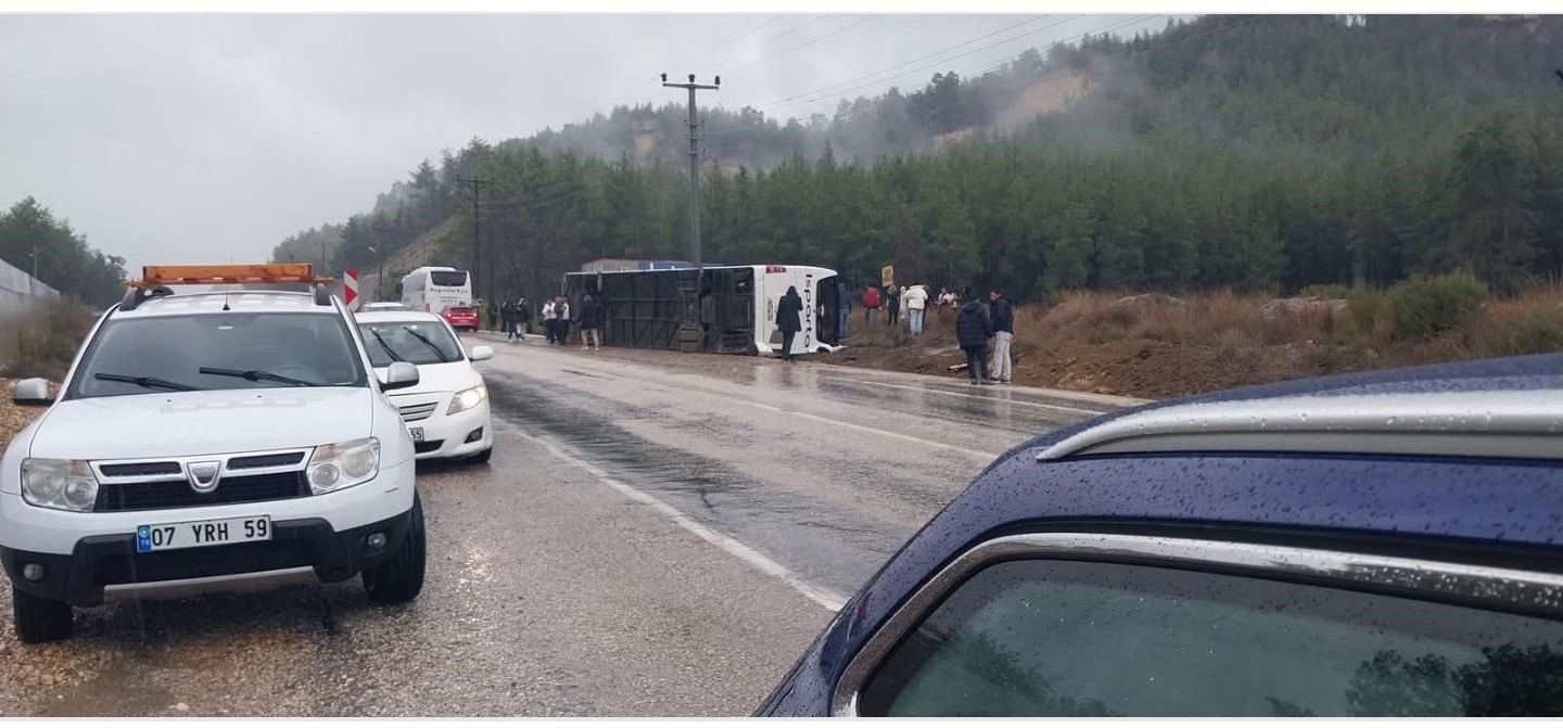 Isparta-Antalya Karayolunda Yolcu Otobüsü Devrildi