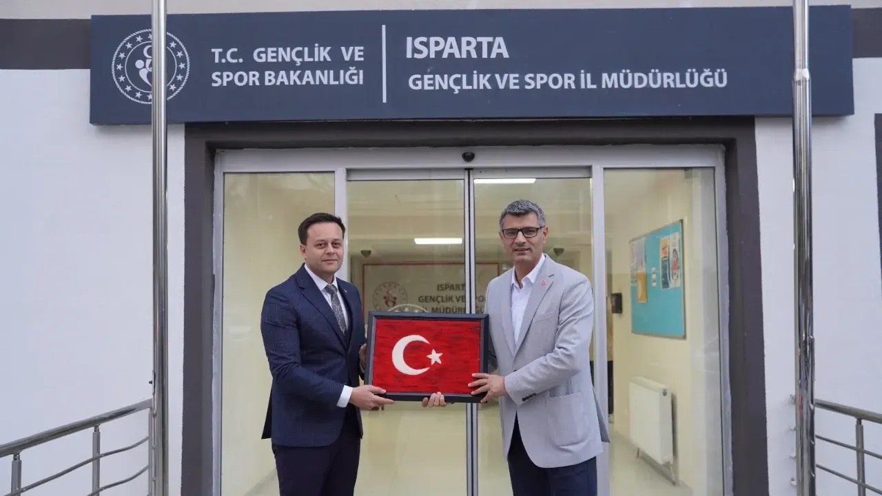 Milli Takım Sporcumuz Dikeç Çiçeklerle Karşılandı