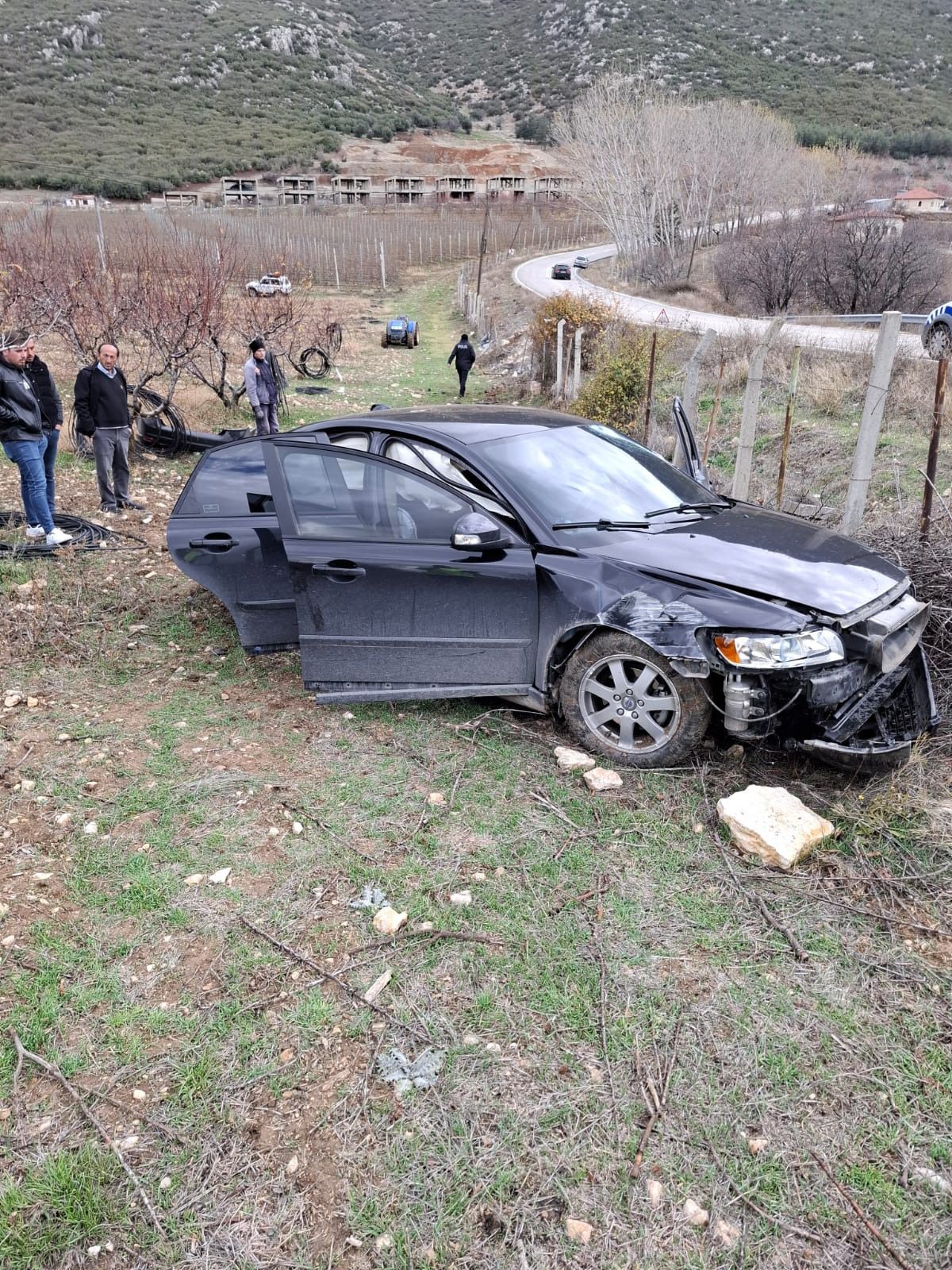 Ehliyetsiz sürücü virajda kontrolü kaybedip bahçeye uçtu: 1 yaralı