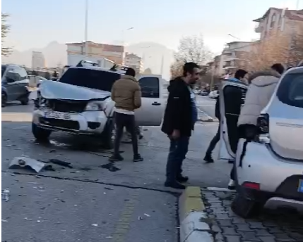 Isparta’da kamyonet ile otomobilin