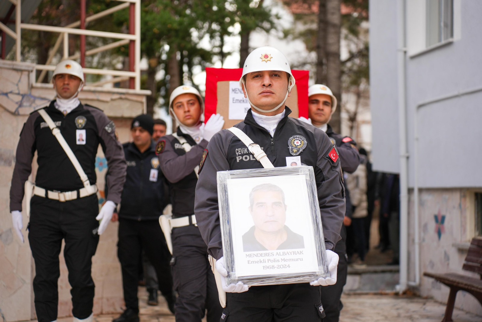 Emekli Polis Memuru Menderes Albayrak Son Yolculuğuna Uğurlandı