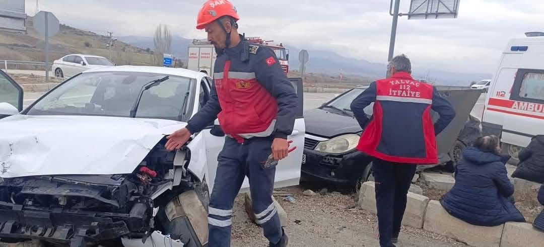 Şarkikaraağaç’ta trafik kazası 4 yaralı