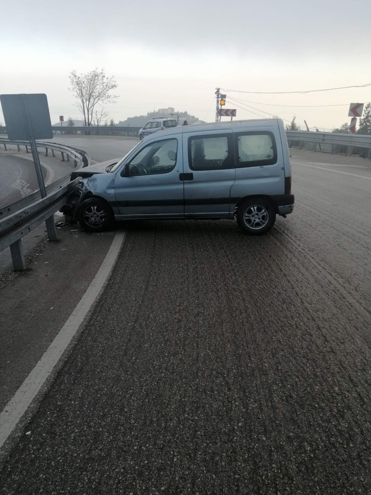 Isparta’da kontrolden çıkan araç bariyerlere çarptı