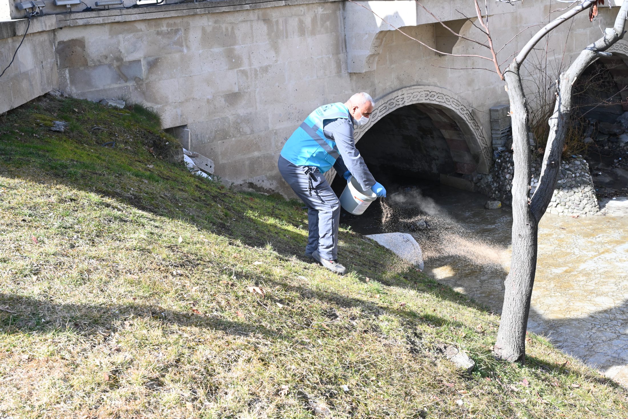 Isparta Belediyesi’nden larva ile mücadele