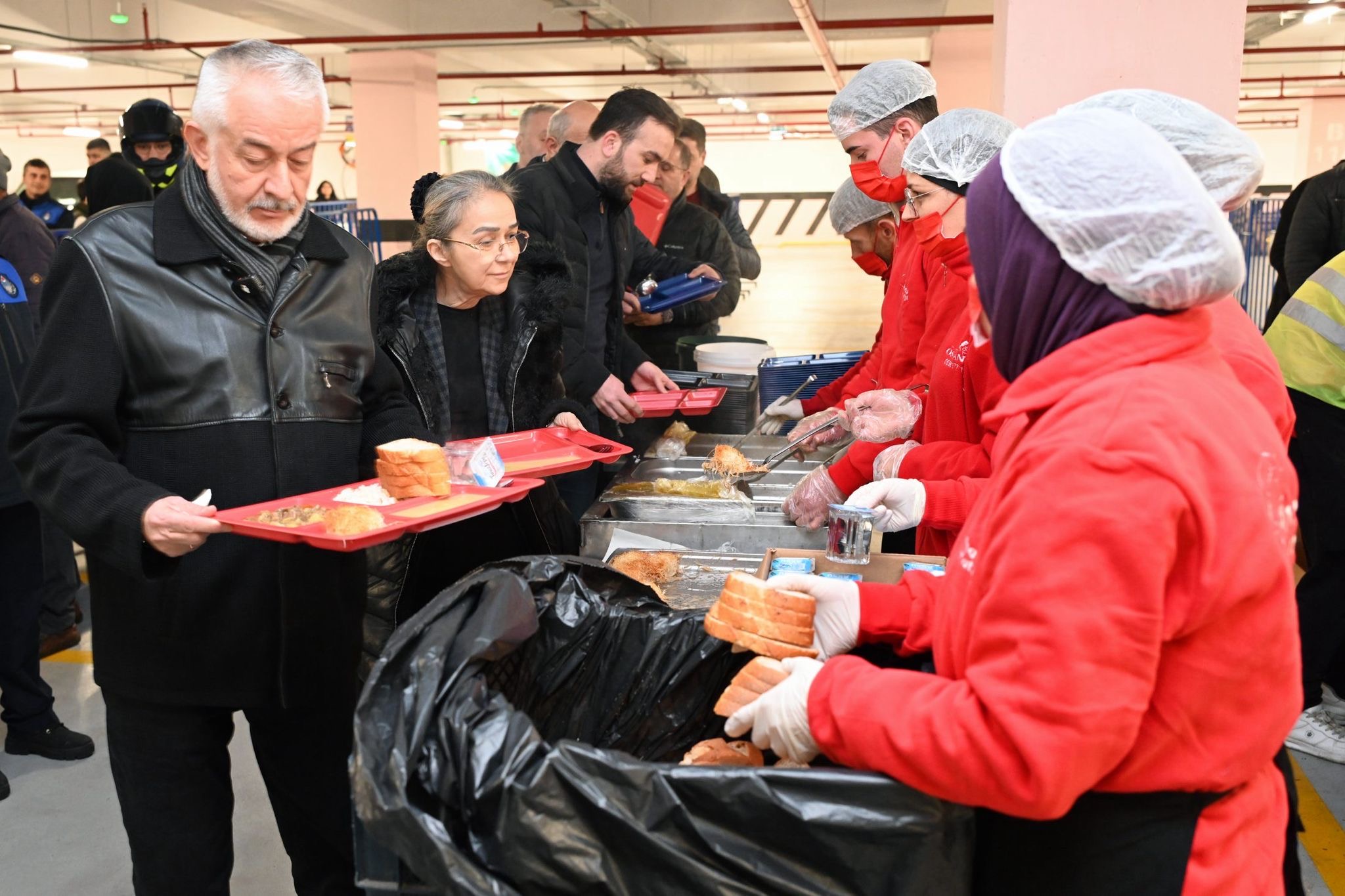 Isparta Belediyesinin kurduğu iftar sofrasına vatandaşlardan yoğun ilgi