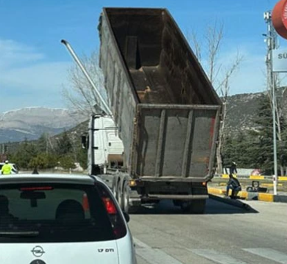 Isparta’da Tır Trafik Levhasına Çarptı, Facianın Eşiğinden Dönüldü