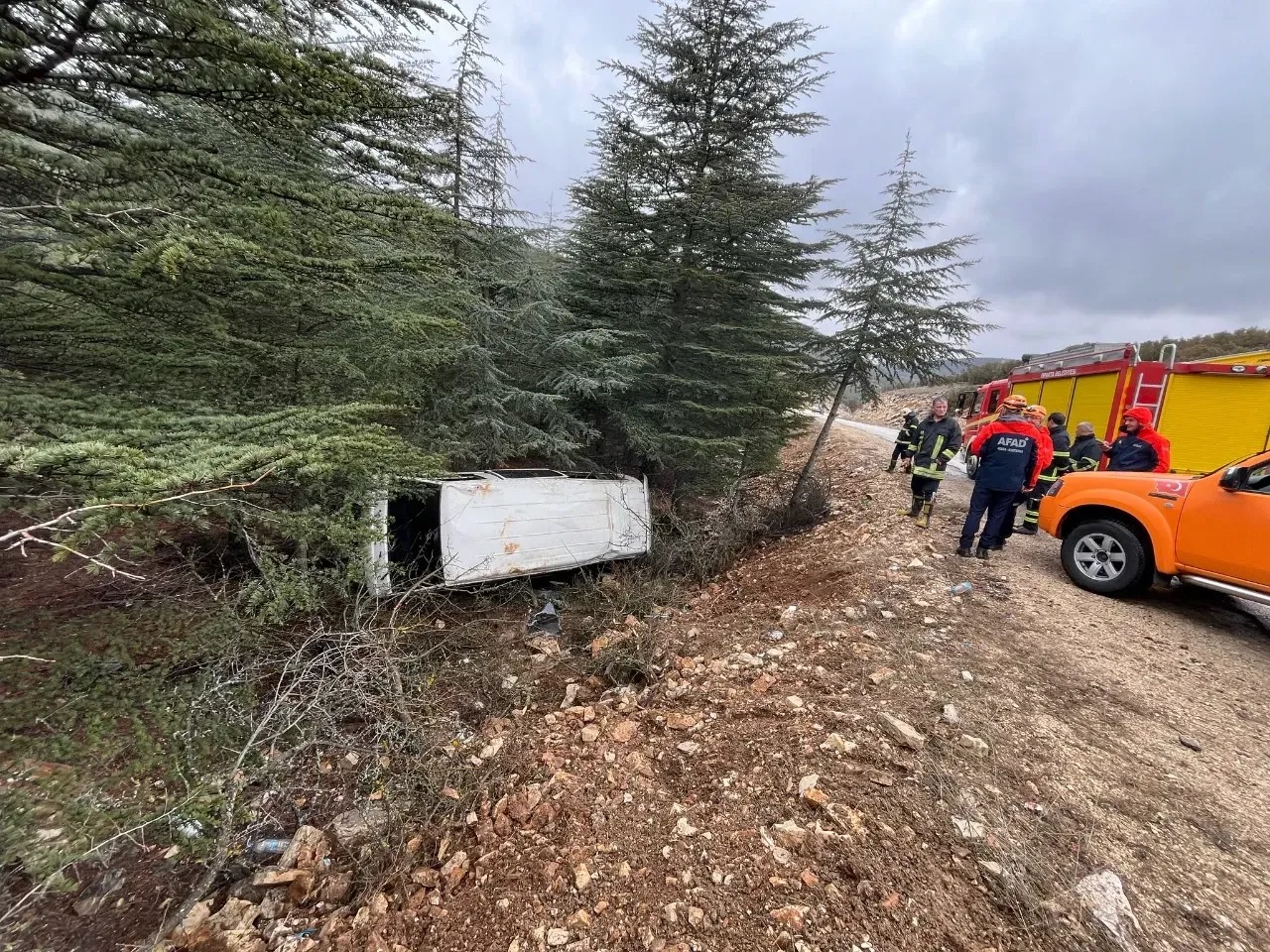 Isparta’da Minibüs Şarampole Devrildi