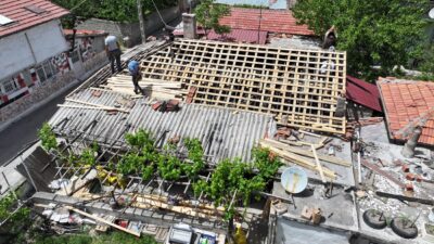 Yangında zarar gören evin tadilatı yapılıyor