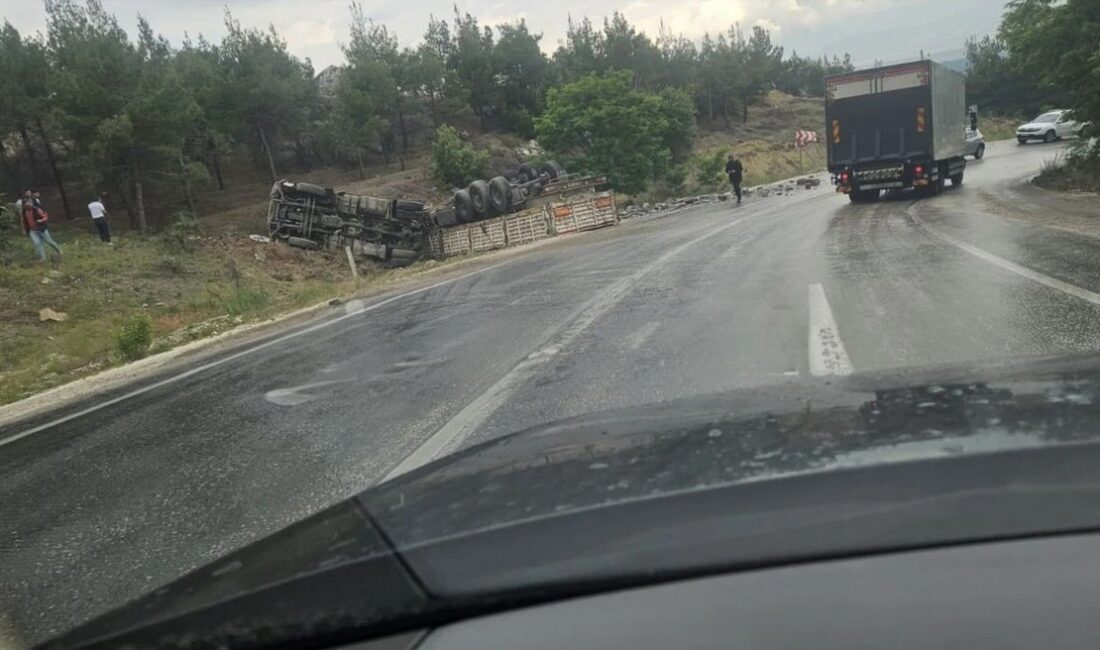 Dostluk Yolu’nda Tır Devrildi: İnşaat Malzemeleri Yola Savruldu Isparta ile Burdur'u birbirine