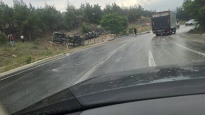 Dostluk Yolu’nda Tır Devrildi: İnşaat Malzemeleri Yola Savruldu
