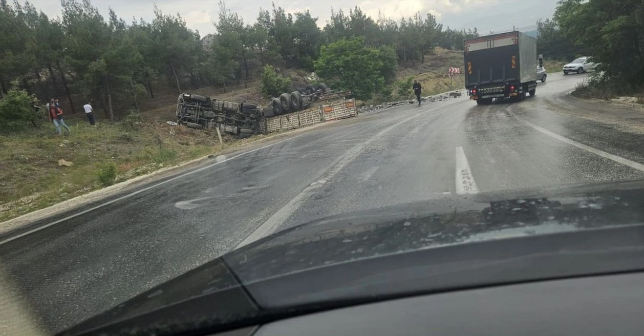 Dostluk Yolu’nda Tır Devrildi: İnşaat Malzemeleri Yola Savruldu